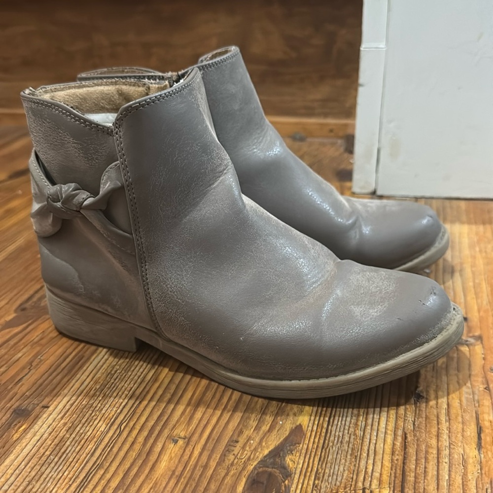 Girls taupe boots size 4 moderately worn (see pics) - Rachael Shoes brand
